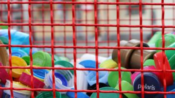 Zbieranie plastikowych nakrętek: pomoc i ochrona środowiska