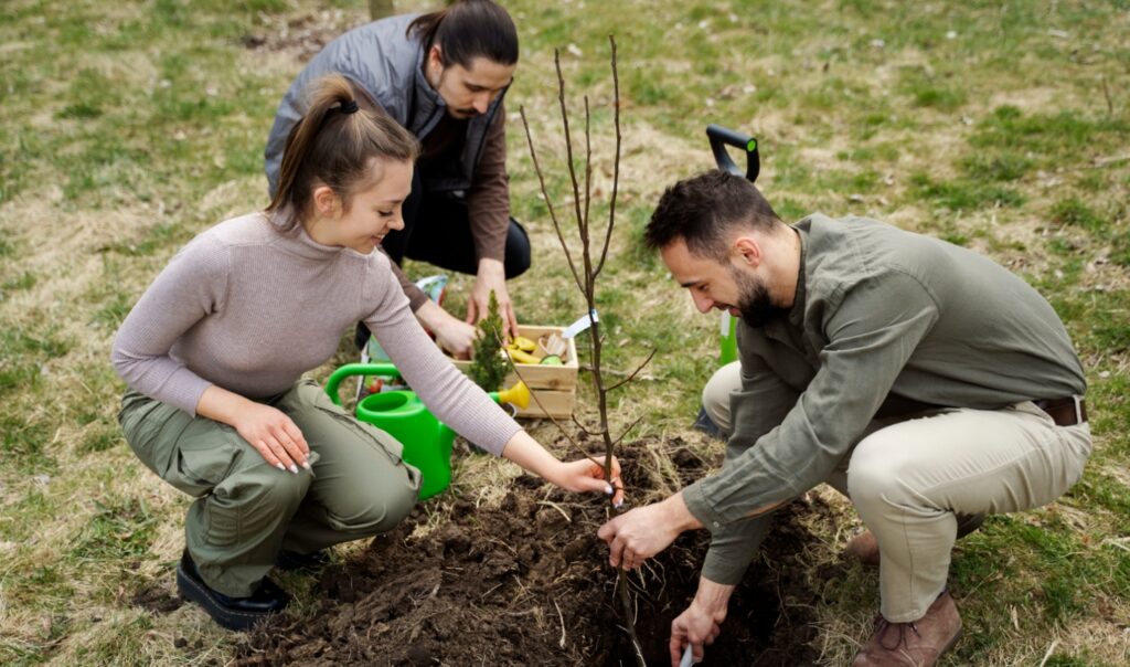 Wychowankowie z Pszczyny uczą się ekologii i sadzą drzewa