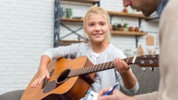Adam Nowak i zespół Raz Dwa Trzy występują na koncercie charytatywnym z okazji 25-lecia Stowarzyszenia na Rzecz Osób z Wadami Słuchu i Wadami Wymowy