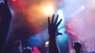 Damazy i Teatr Świat: Emocjonalny spektakl „Więzi” na Scenie Centralnej 2026