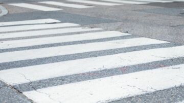 Bezpieczna droga do szkoły: Policjanci uczą dzieci zasad ruchu